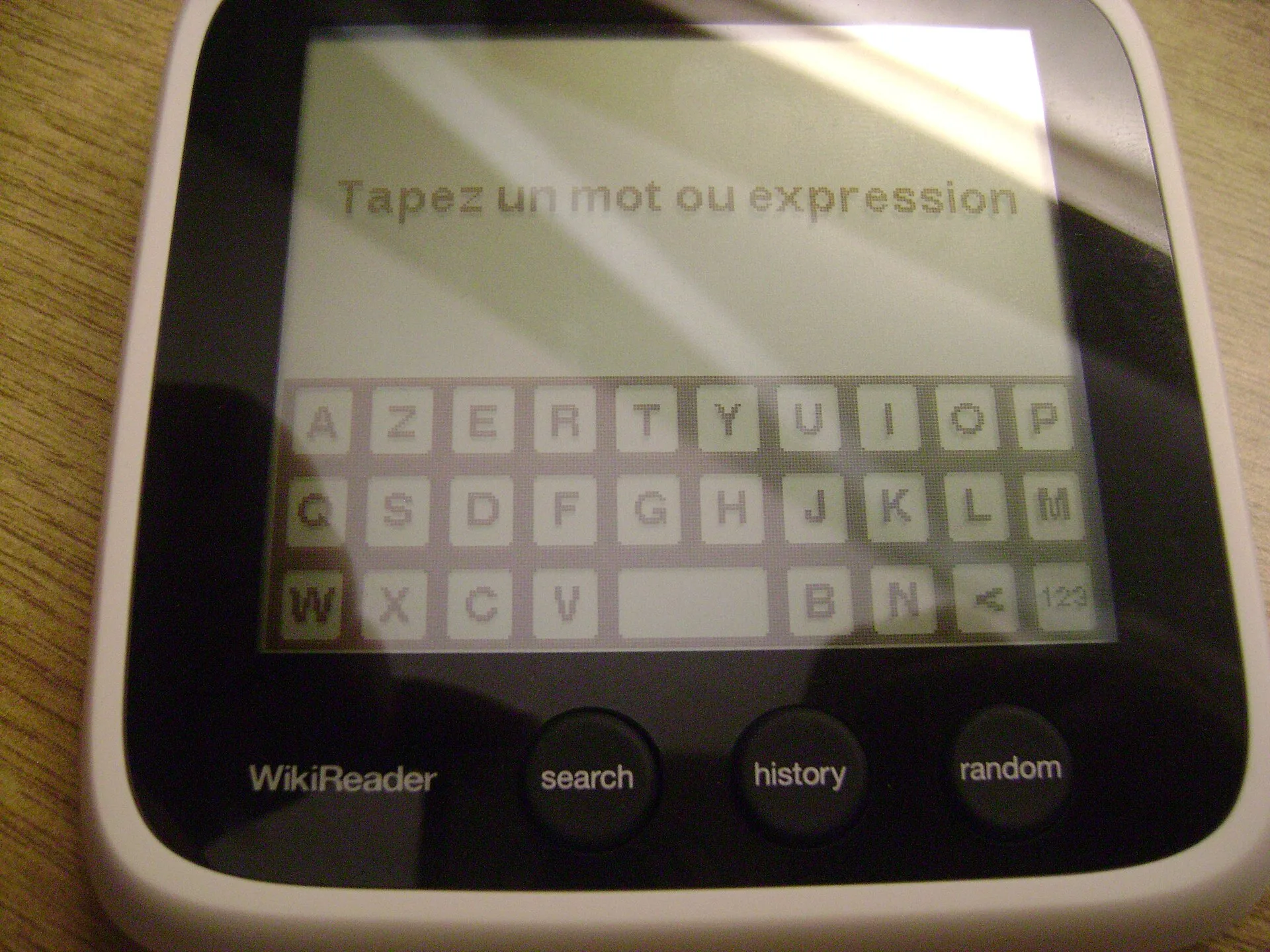 The WikiReader and its on-screen keyboard in French. Assistive technology compared: screen readers, magnifiers, voice, and switches