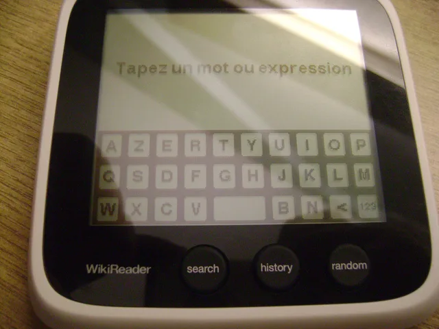 The WikiReader and its on-screen keyboard in French. Assistive technology compared: screen readers, magnifiers, voice, and switches