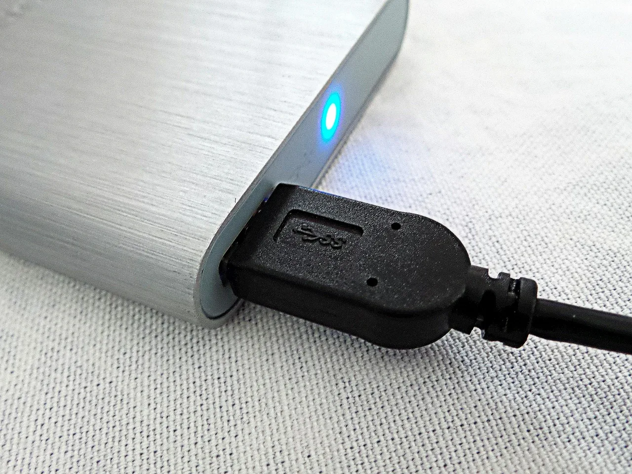 connection, backup, data transfer, hard drive, data storage, connected, external hard drive, hardware, data, gigabytes, usb, device, gray data. Personal Backup System Planning: Copies, Tests, and Care