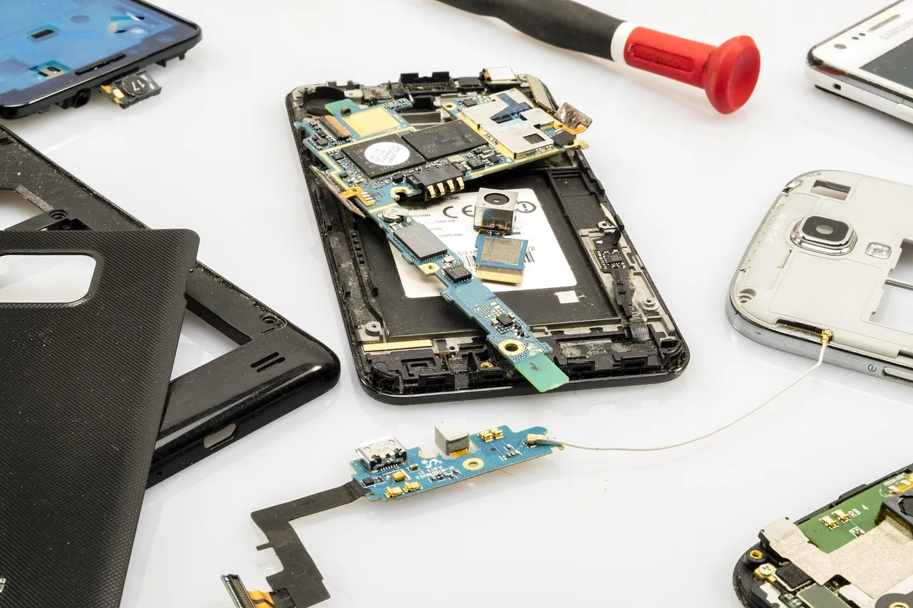 mobile, phone, cellphone, technology, electronics, circuit board, smd, smartphone, communication, make a phone call, cellular, gsm, repair, defect, broken, workshop technician, mobile phone repair, cellphone, cellphone, circuit board, repair, repair, repair, repair, repair, broken. Sensible first fixes for common smartphone problems