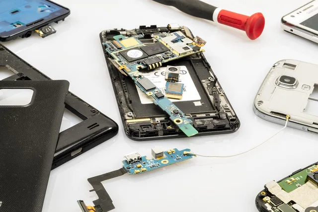 mobile, phone, cellphone, technology, electronics, circuit board, smd, smartphone, communication, make a phone call, cellular, gsm, repair, defect, broken, workshop technician, mobile phone repair, cellphone, cellphone, circuit board, repair, repair, repair, repair, repair, broken. Sensible first fixes for common smartphone problems