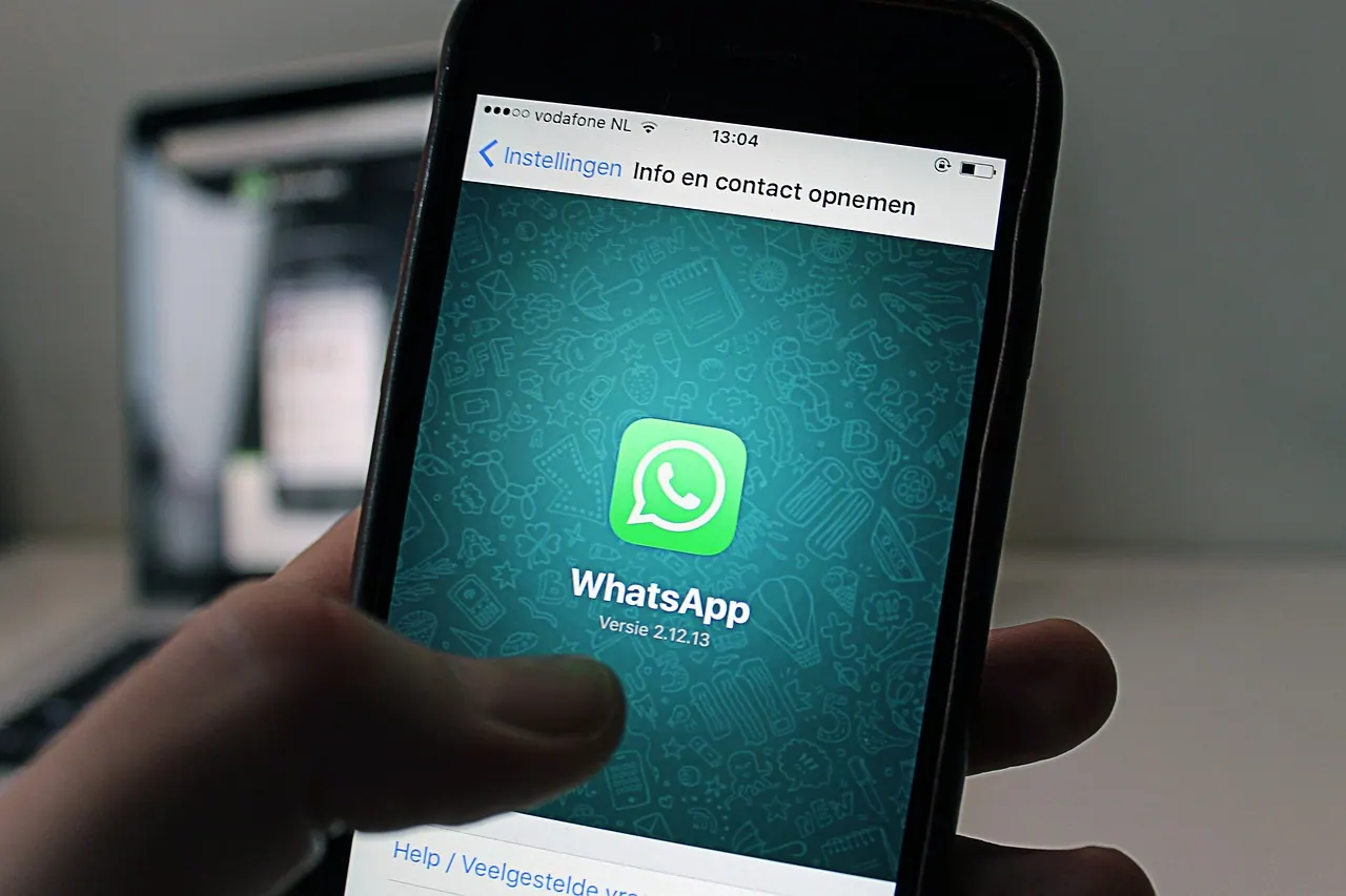 whatsapp, tech, technology, iphone, app, phone, text message, message, chat, smartphone, application, to chat, whatsapp, whatsapp, whatsapp, whatsapp, whatsapp. A new-phone migration and old-phone retirement case